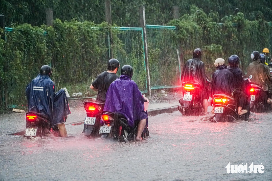 Hà Nội mưa trắng trời, ngập khắp nơi, cảnh báo còn mưa tiếp - Ảnh 16.