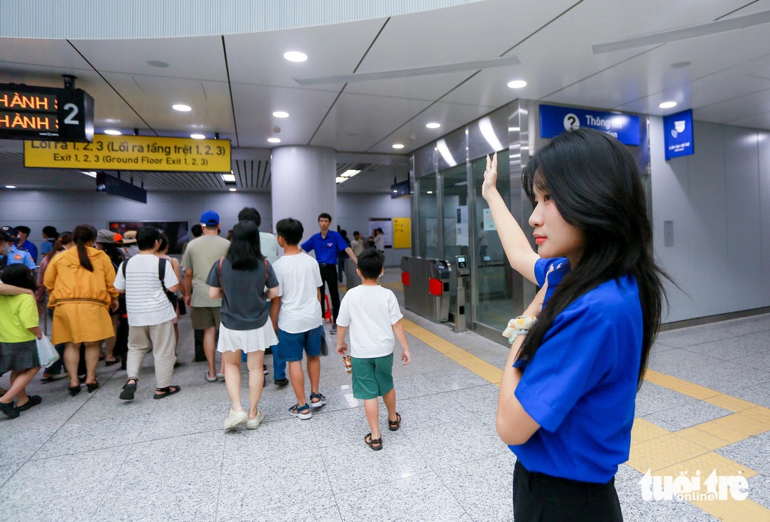 Metro số một vượt mốc 1 triệu khách, ngày đầu năm mới đông nghịt ở ga Bến Thành - Ảnh 7.