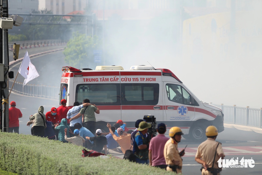 Cháy trên phố Nguyễn Huệ, cháy tàu nhà hàng khi hàng ngàn người xem pháo bông, TP.HCM ứng phó sao? - Ảnh 15.