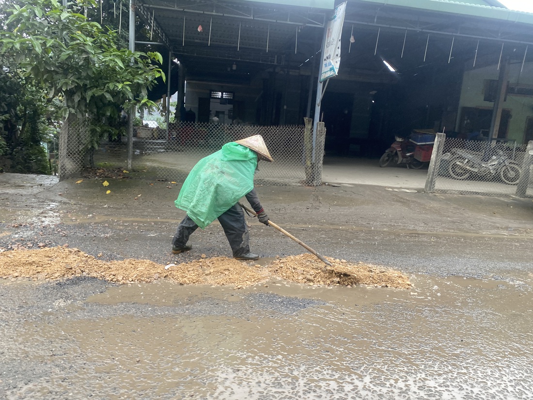 Cảnh nát bấy quốc lộ từ Đà Nẵng lên Tây Nguyên khiến Quảng Nam phải đề xuất đầu tư 2.500 tỉ đồng - Ảnh 4.