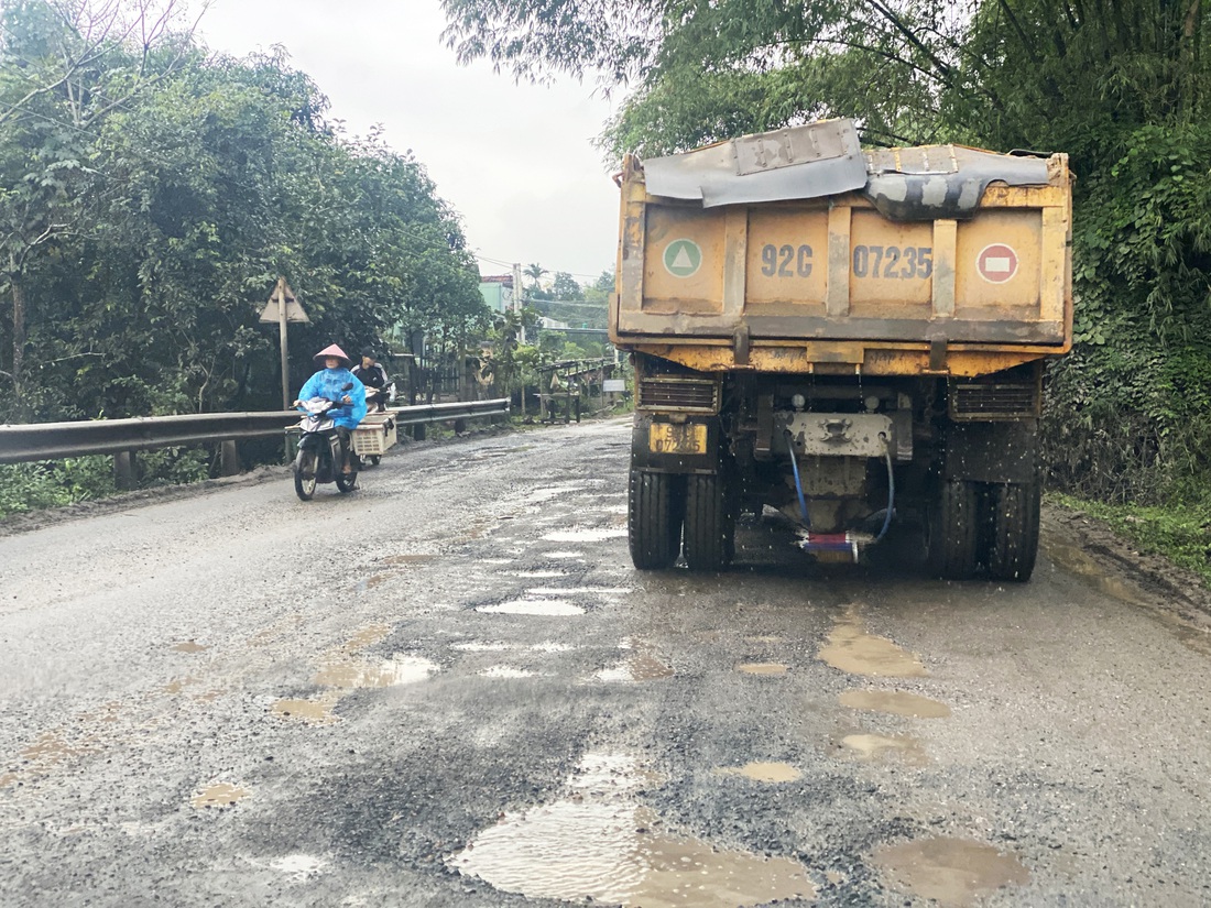 Cảnh nát bấy quốc lộ từ Đà Nẵng lên Tây Nguyên khiến Quảng Nam phải đề xuất đầu tư 2.500 tỉ đồng - Ảnh 5.