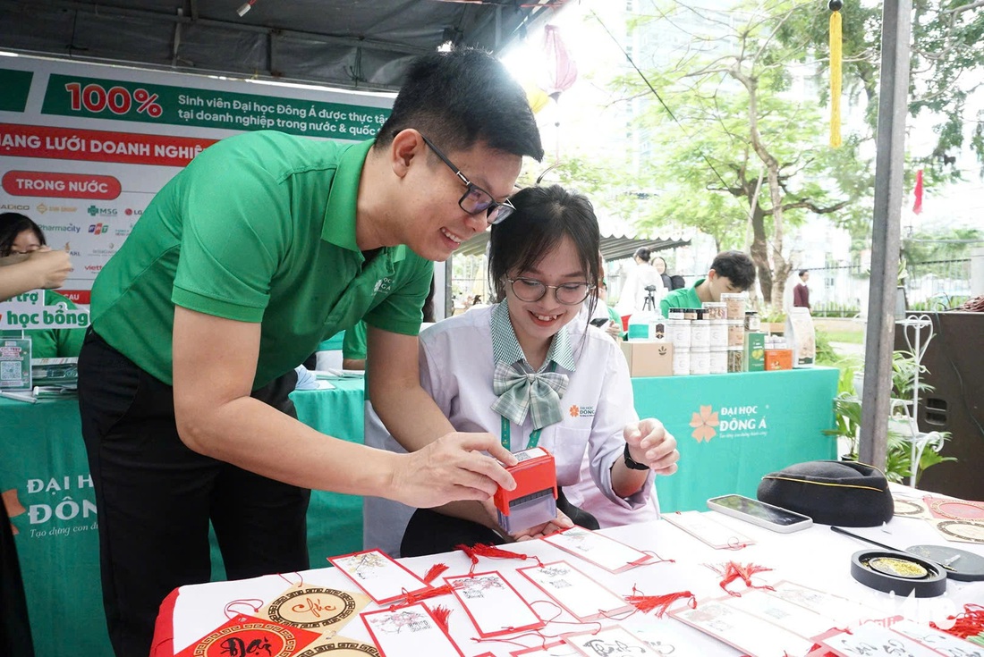 Học sinh thích thú bắt tay chó robot, mở 'túi mù' tại chương trình tư vấn tuyển sinh - Ảnh 10.