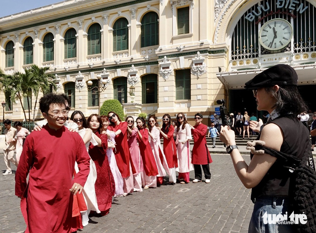 Tái hiện gốm Lái Thiêu, chiếu Định Yên ở Nhà văn hóa Thanh niên, dân TP.HCM nô nức check-in sớm - Ảnh 11.