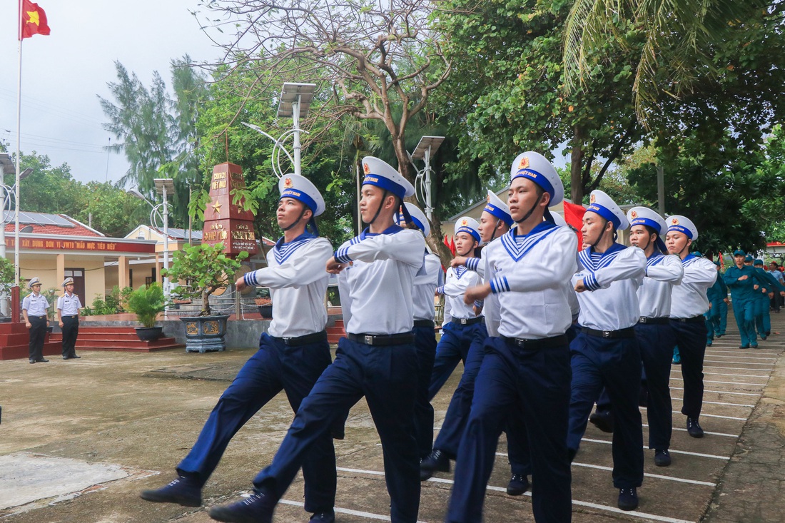 Nghẹn ngào chia tay đồng đội hoàn thành nghĩa vụ quân sự nơi đảo xa - Ảnh 2.