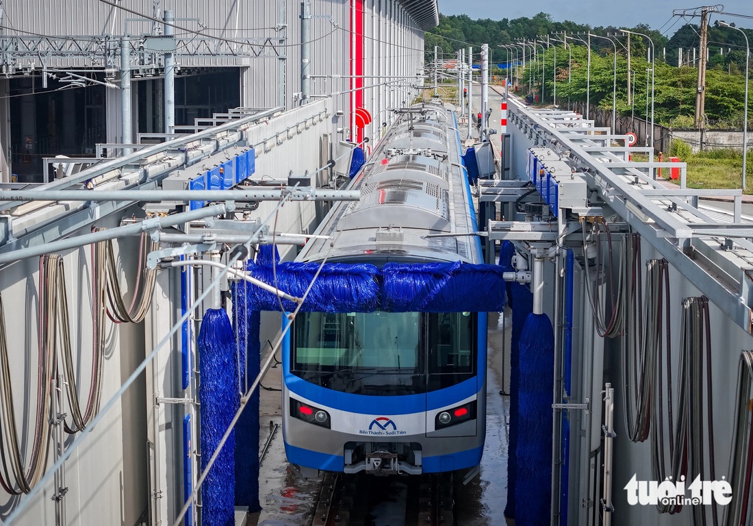 Cận cảnh hệ thống rửa tàu tự động tuyến metro số 1 - Ảnh 1.