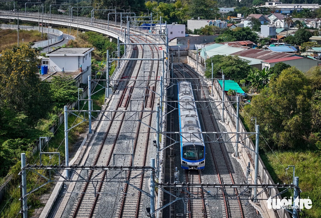 Cận cảnh hệ thống rửa tàu tự động tuyến metro số 1 - Ảnh 3.