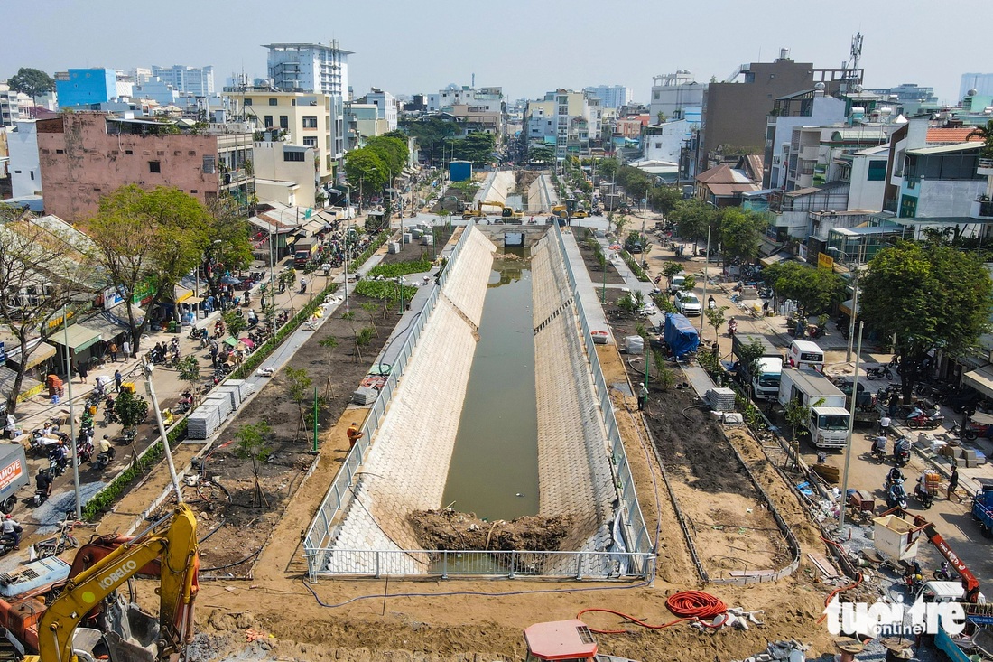 Diện mạo mới của kênh Hàng Bàng đoạn qua quận 5 sắp hoàn thành cải tạo - Ảnh 1.