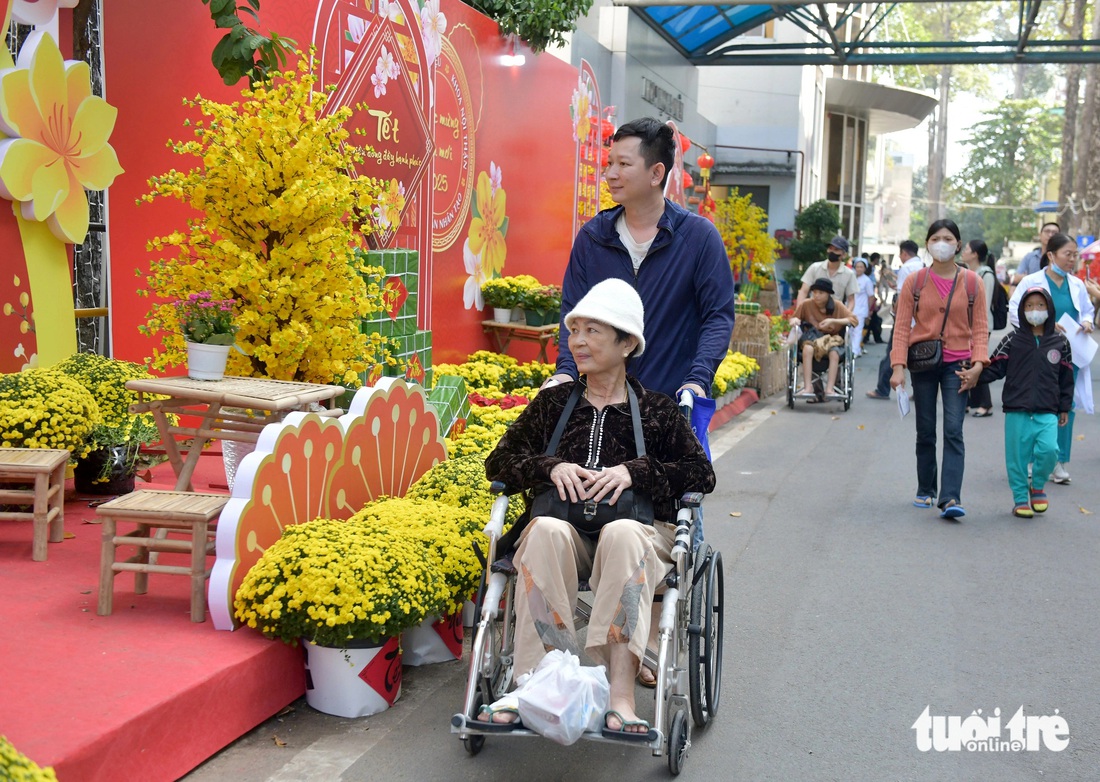 Đường hoa ngập tràn sắc xuân ở bệnh viện Chợ Rẫy - Ảnh 4.