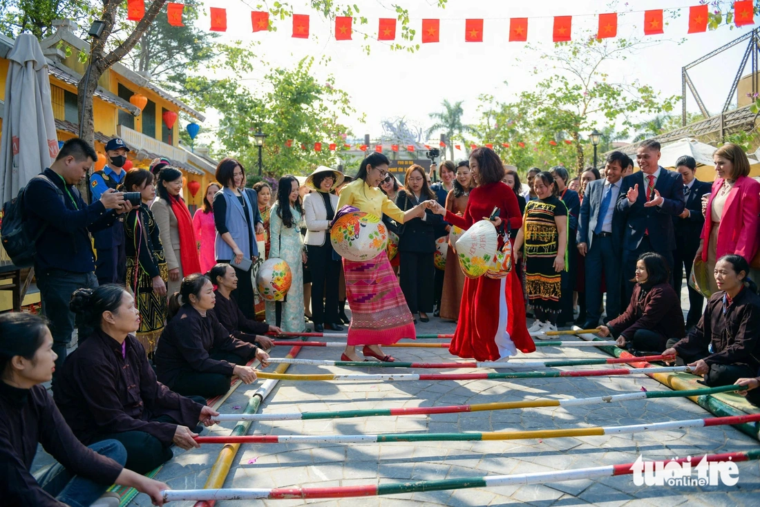 Phu nhân Ngô Phương Ly trổ tài vào bếp, gói bánh chưng cùng các nữ đại sứ - Ảnh 13.