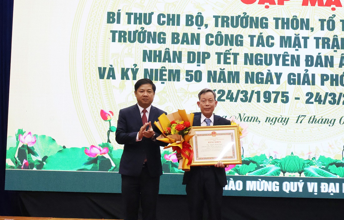 Lần đầu tiên Quảng Nam gặp mặt, tôn vinh cán bộ thôn, tặng quà mỗi người 1 triệu ăn Tết - Ảnh 4.