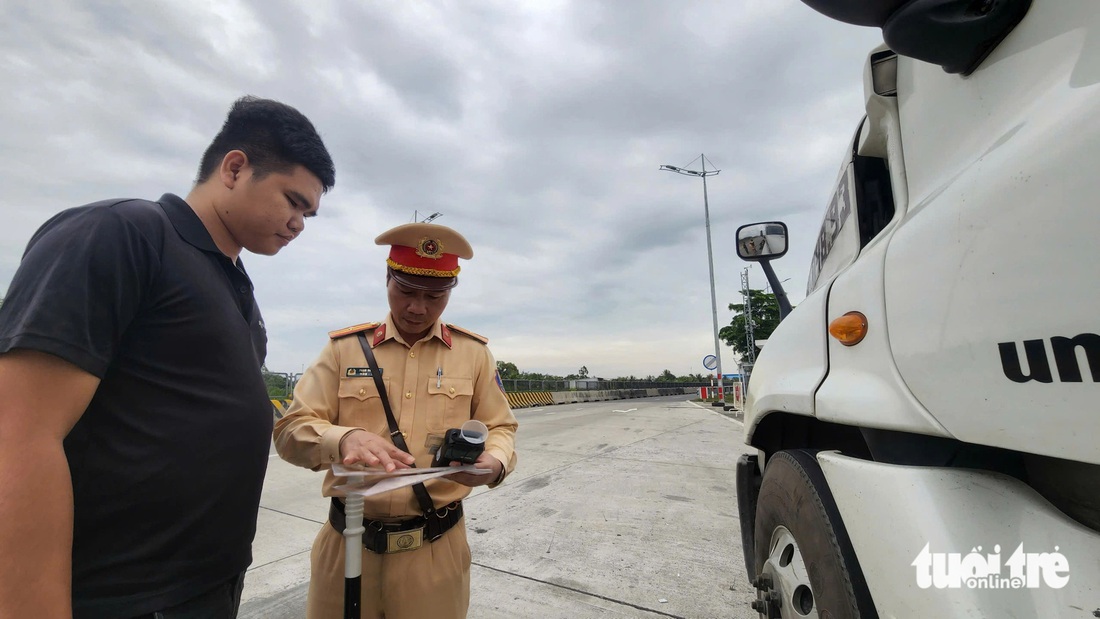 Biện hộ 'chưa nghe' mức phạt tăng cao, khi nghe xong mắt người vượt đèn đỏ... đỏ hoe - Ảnh 10.