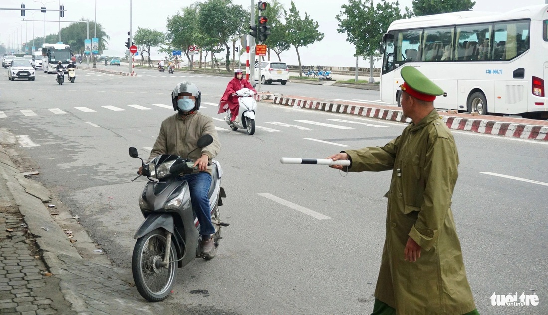 Bị cảnh sát giao thông ‘tuýt còi’, người vi phạm ngơ ngác nói chưa biết tăng mạnh mức phạt - Ảnh 2.