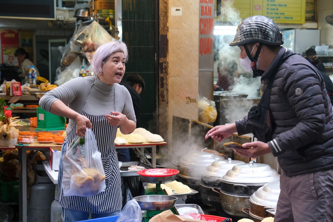 Hà Nội: Cá chép, đồ cúng ông Công, ông Táo được 'săn đón' - Ảnh 1.