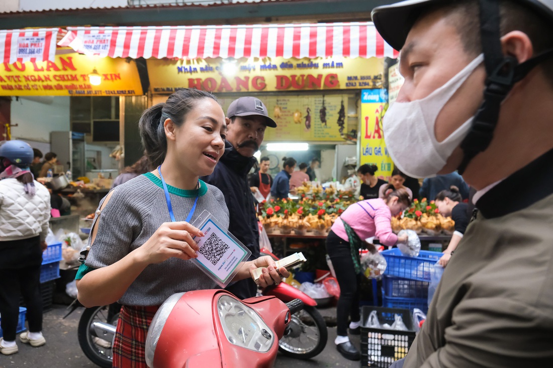 Cá chép, đồ cúng ông công ông táo được 'săn đón', khách không ngại chi tiền triệu mua hàng - Ảnh 2.