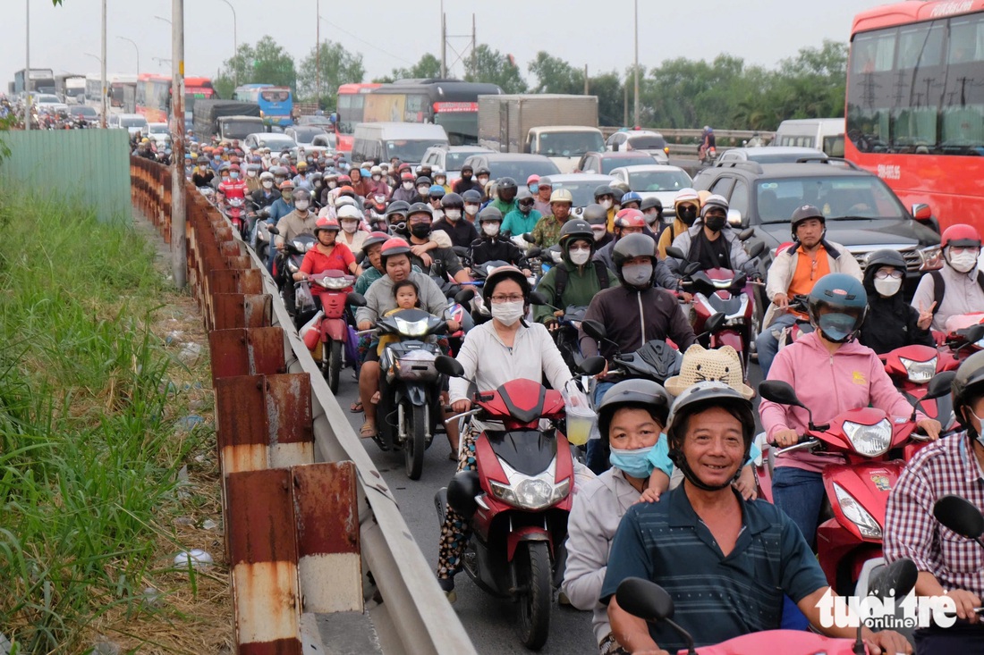 Ngày đầu nghỉ Tết Nguyên đán Ất Tỵ, đường phố TP.HCM tấp nập người xe - Ảnh 1.