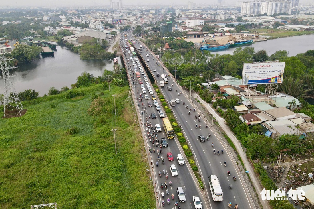 Ngày đầu nghỉ Tết Nguyên đán Ất Tỵ, đường phố TP.HCM tấp nập người xe - Ảnh 2.