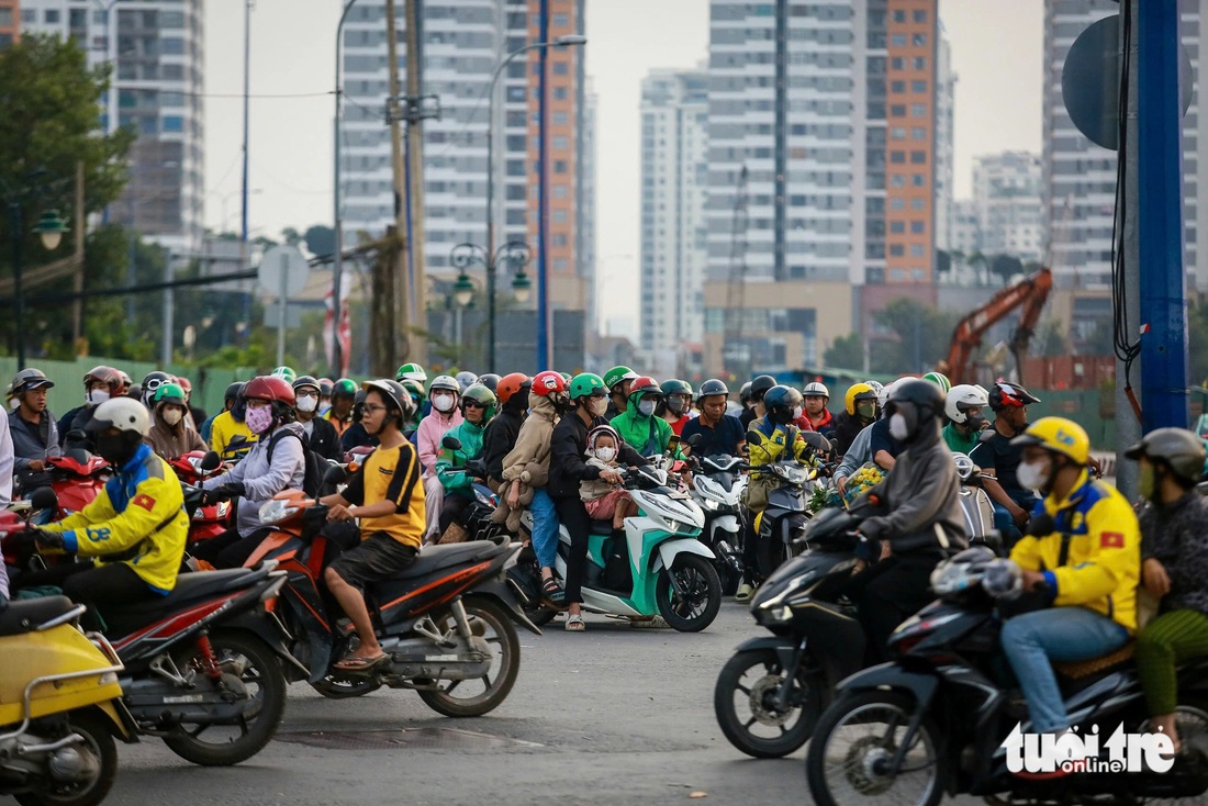 Ngày đầu nghỉ Tết Nguyên đán Ất Tỵ, đường phố TP.HCM tấp nập người xe - Ảnh 12.