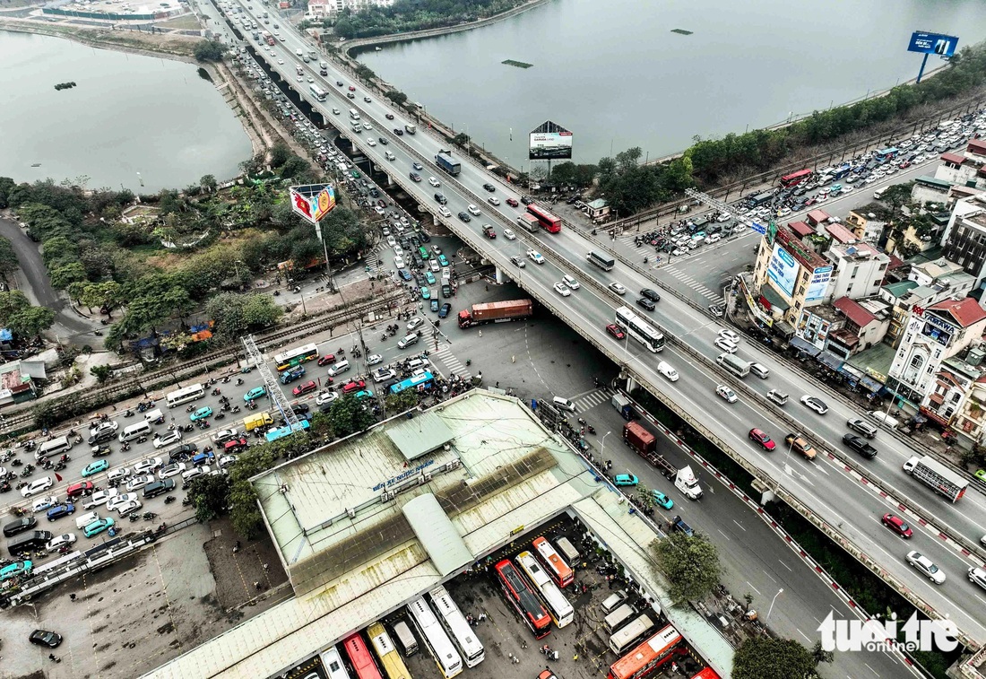 Cửa ngõ phía nam Hà Nội ùn tắc dày đặc, dòng người vất vả về quê nghỉ Tết - Ảnh 2.