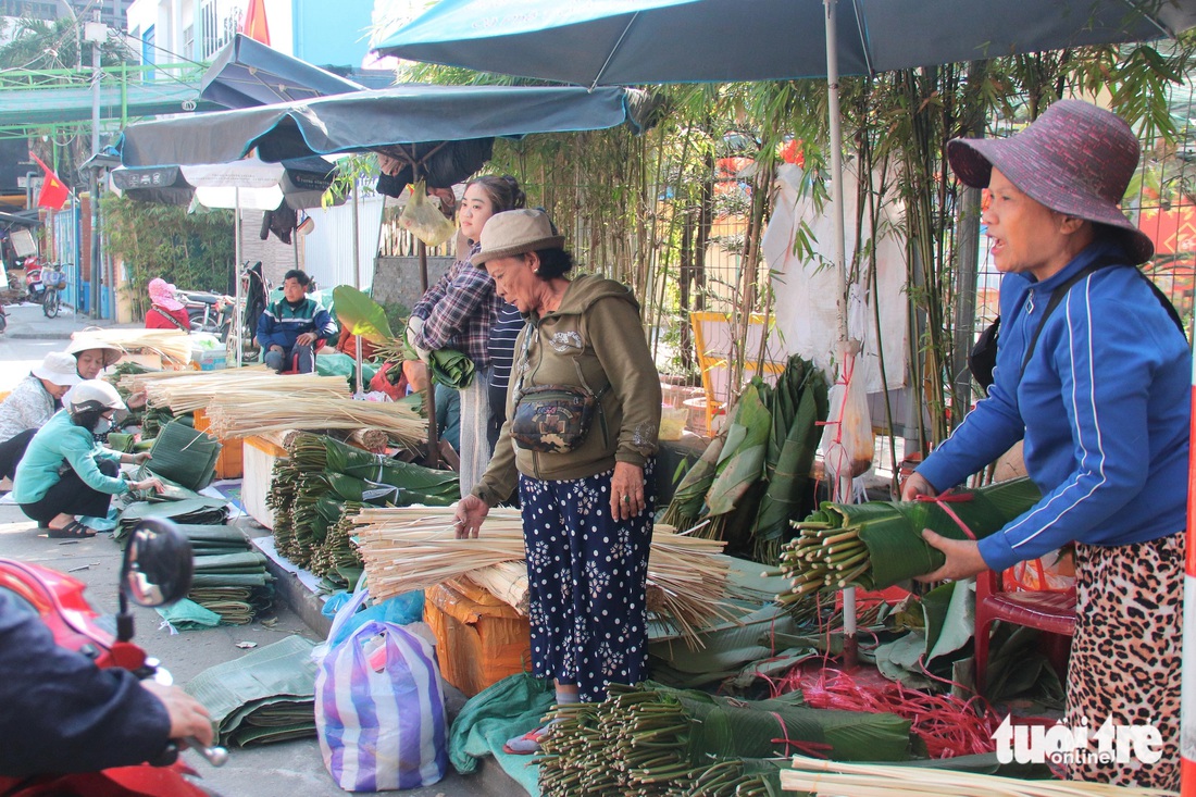 Chợ bán lá dong nhộn nhịp, cả năm chỉ họp mấy ngày cận Tết - Ảnh 2.