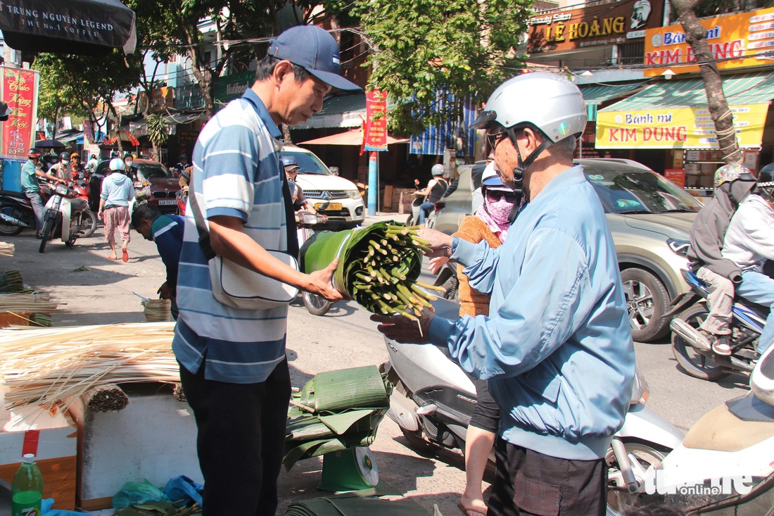 Chợ bán lá dong nhộn nhịp, cả năm chỉ họp mấy ngày cận Tết - Ảnh 6.