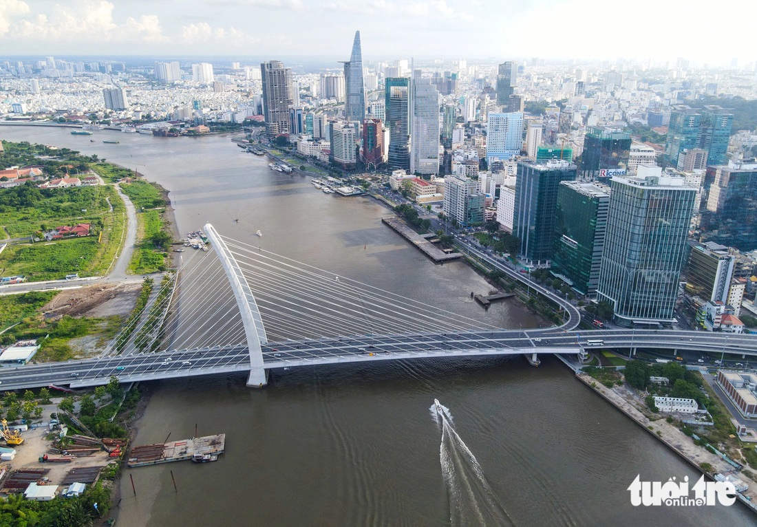 Ngỡ ngàng đôi bờ sông Sài Gòn sau một năm: Lau lách nhường đường, điện đèn rực sáng - Ảnh 2.