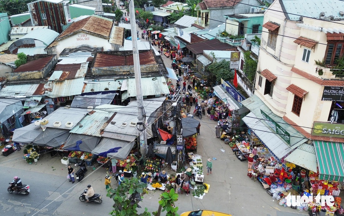 Họp chợ đông vui buổi chiều, thương nhớ chợ quê ngày cận Tết - Ảnh 1.