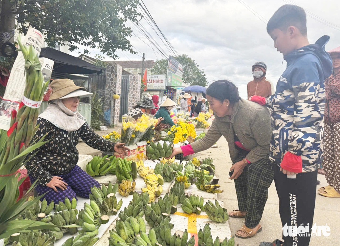 Họp chợ đông vui buổi chiều, thương nhớ chợ quê ngày cận Tết - Ảnh 5.