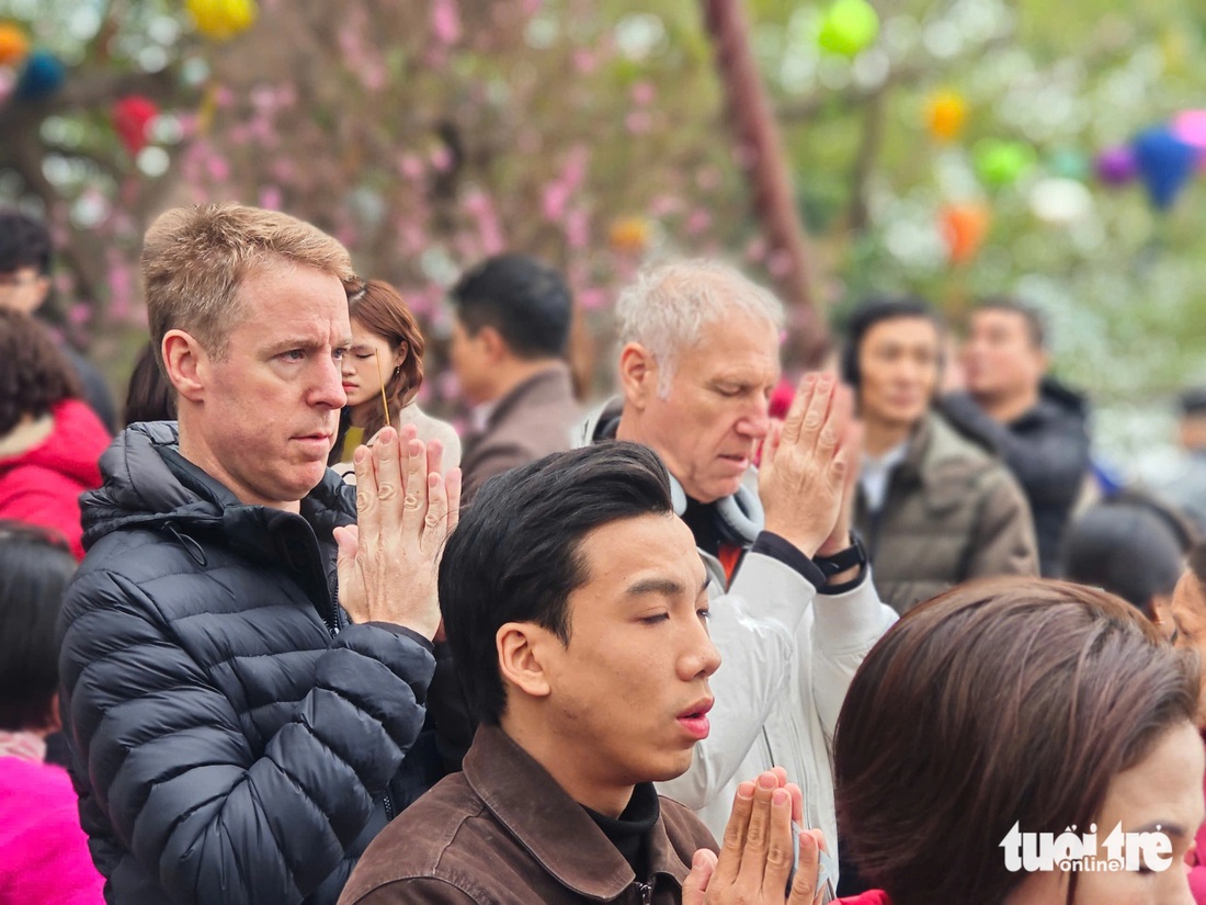 Người dân Hà Nội, du khách nườm nượp đi lễ Phủ Tây Hồ, chùa Trấn Quốc - Ảnh 1.