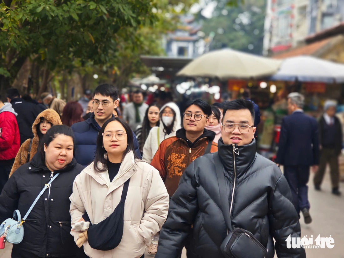 Người dân Hà Nội, du khách nườm nượp đi lễ Phủ Tây Hồ, chùa Trấn Quốc - Ảnh 4.