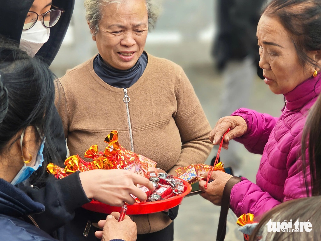 Người dân Hà Nội, du khách nườm nượp đi lễ Phủ Tây Hồ, chùa Trấn Quốc - Ảnh 11.