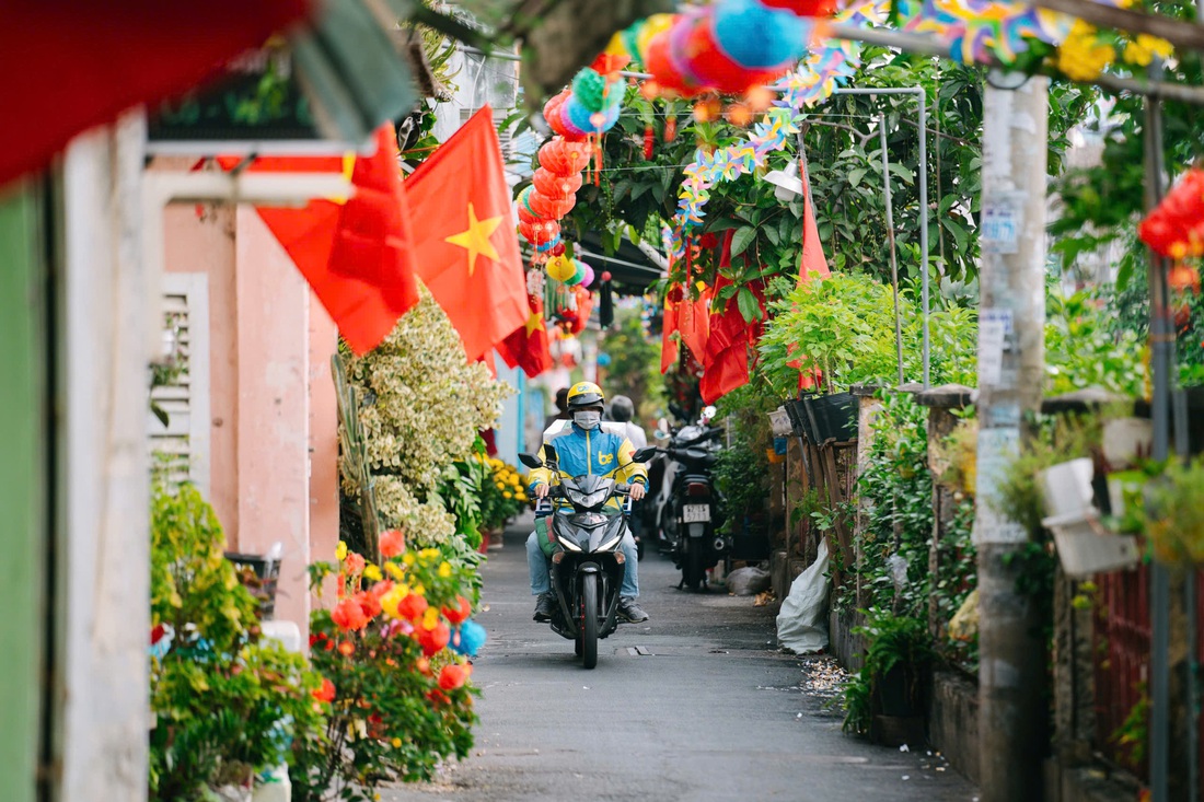 Người nước ngoài diện áo dài, mê Tết Việt vì đâu đâu cũng rực rỡ sắc màu - Ảnh 4.