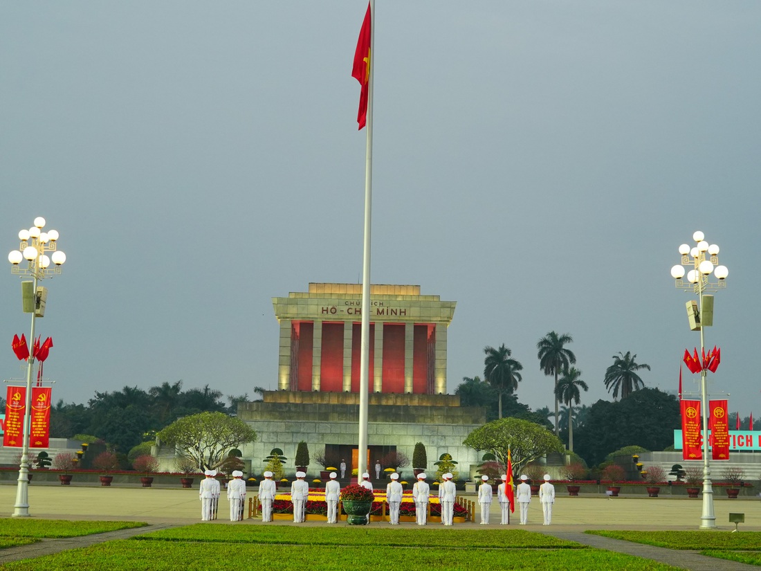 Người nước ngoài diện áo dài, mê Tết Việt vì đâu đâu cũng rực rỡ sắc màu - Ảnh 1.