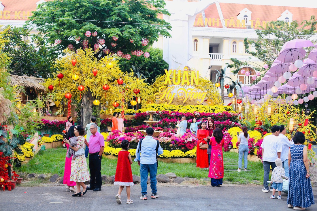 Người nước ngoài diện áo dài, mê Tết Việt vì đâu đâu cũng rực rỡ sắc màu - Ảnh 6.