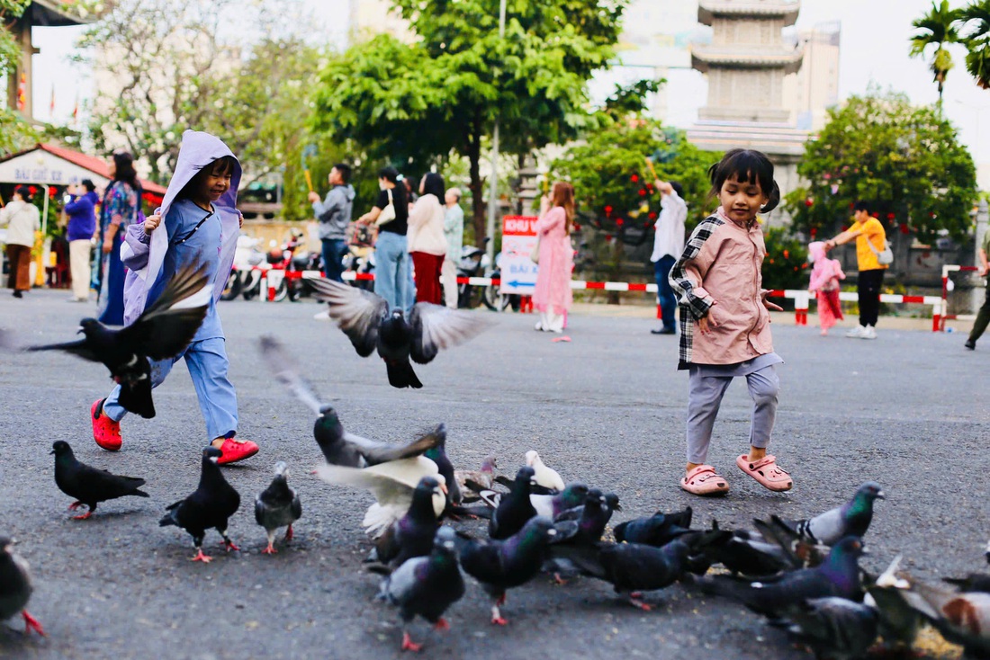 Người nước ngoài diện áo dài, mê Tết Việt vì đâu đâu cũng rực rỡ sắc màu - Ảnh 9.