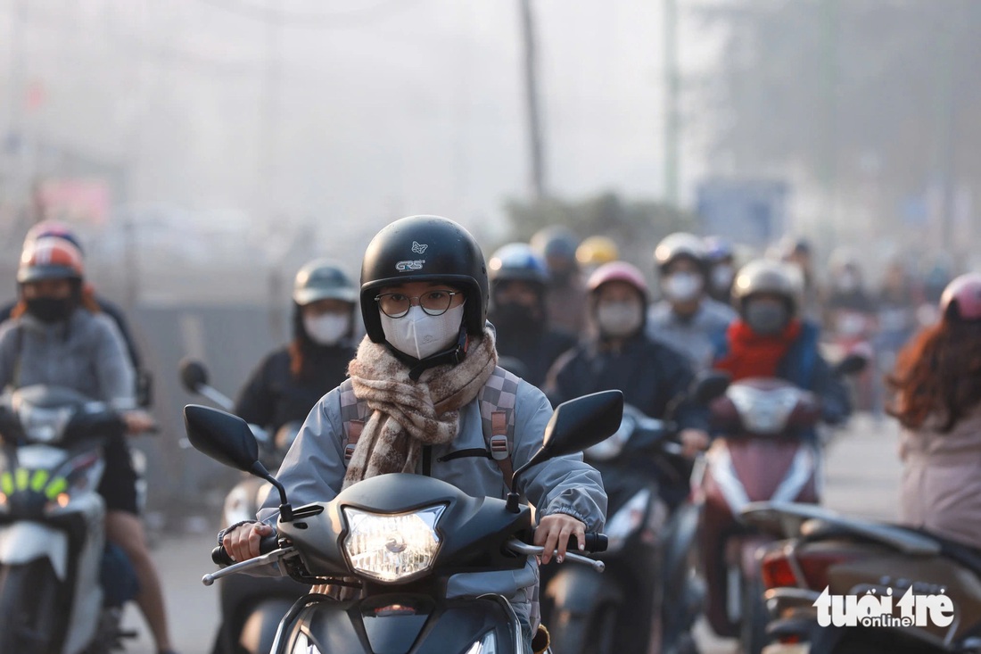 ‘Ngắm’ bầu trời Hà Nội mờ đục trong ngày ô nhiễm không khí - Ảnh 5.