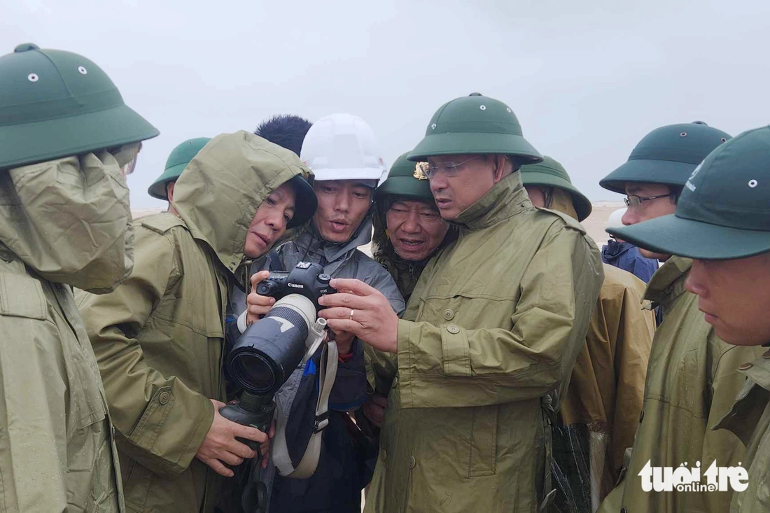 Phóng viên Tuổi Trẻ kể lại khoảnh khắc chụp ảnh ngư dân trên phao hàng hải ở Cửa Việt - Ảnh 2.