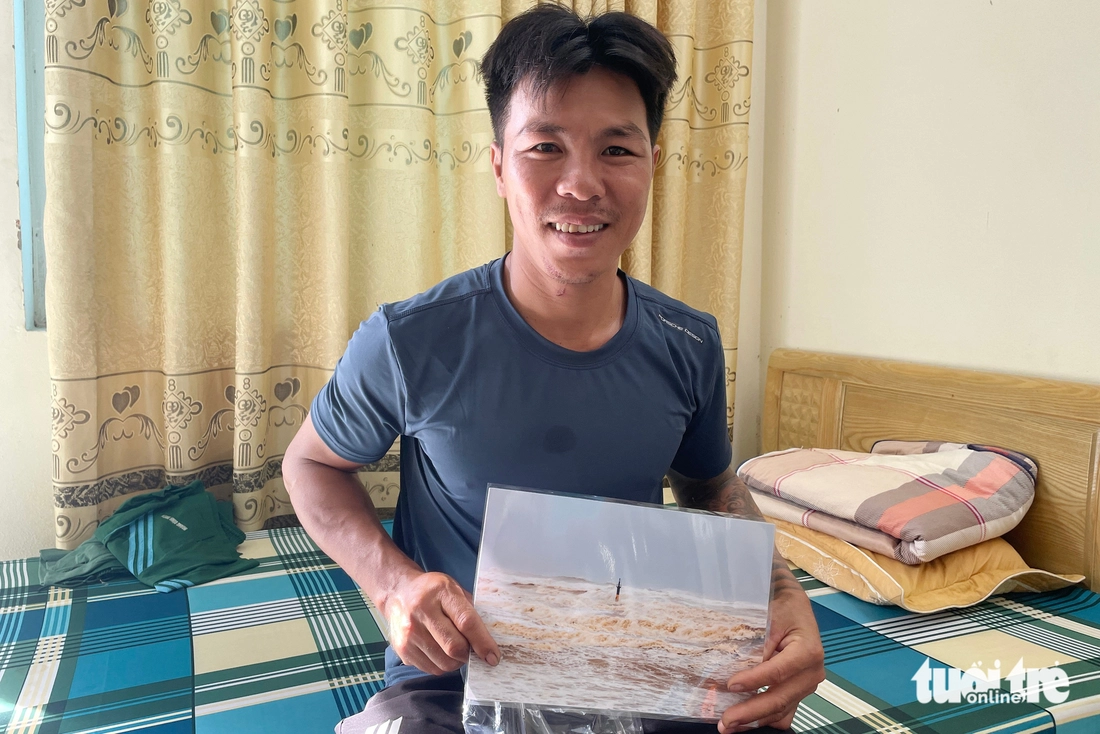 Phóng viên Tuổi Trẻ kể lại khoảnh khắc chụp ảnh ngư dân trên phao hàng hải ở Cửa Việt - Ảnh 6.