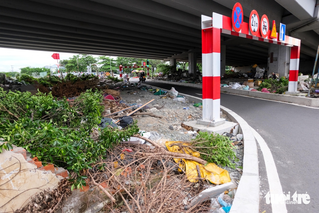 Nhiều gầm cầu ở TP.HCM thành nơi đổ rác nhếch nhác, mất an toàn - Ảnh 7.