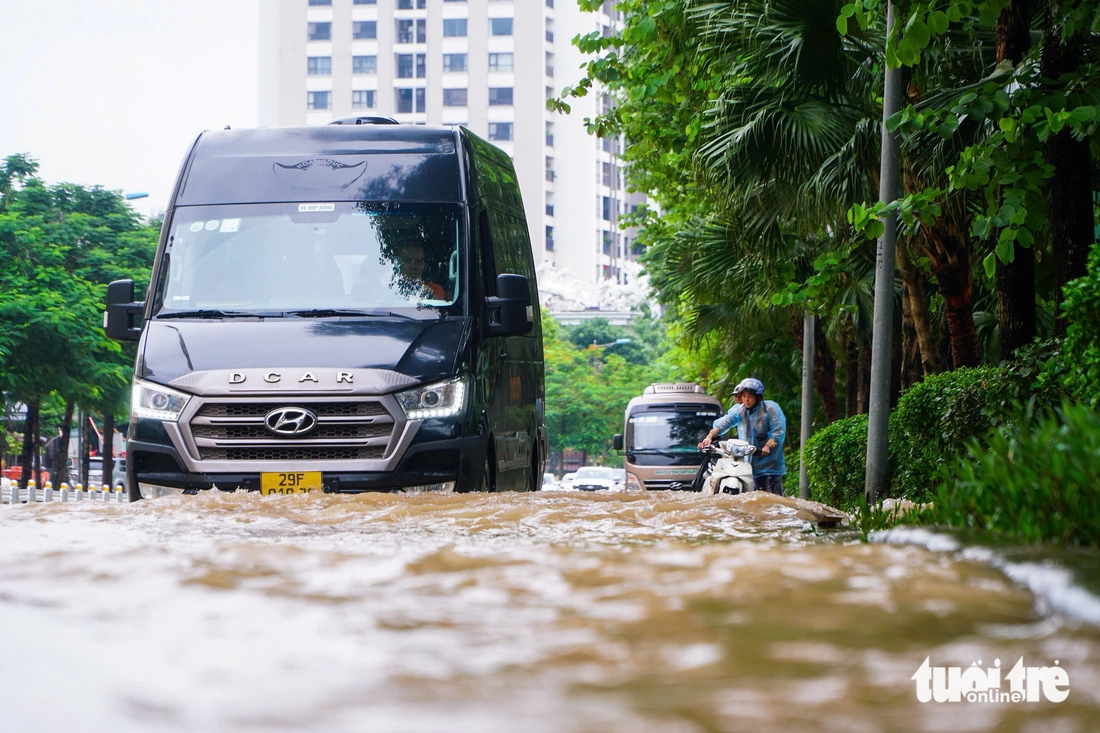 Hà Nội vẫn ngập khắp nơi, thợ sửa xe 'cắm chốt' ngay tại điểm ngập để sửa xe chết máy - Ảnh 8.