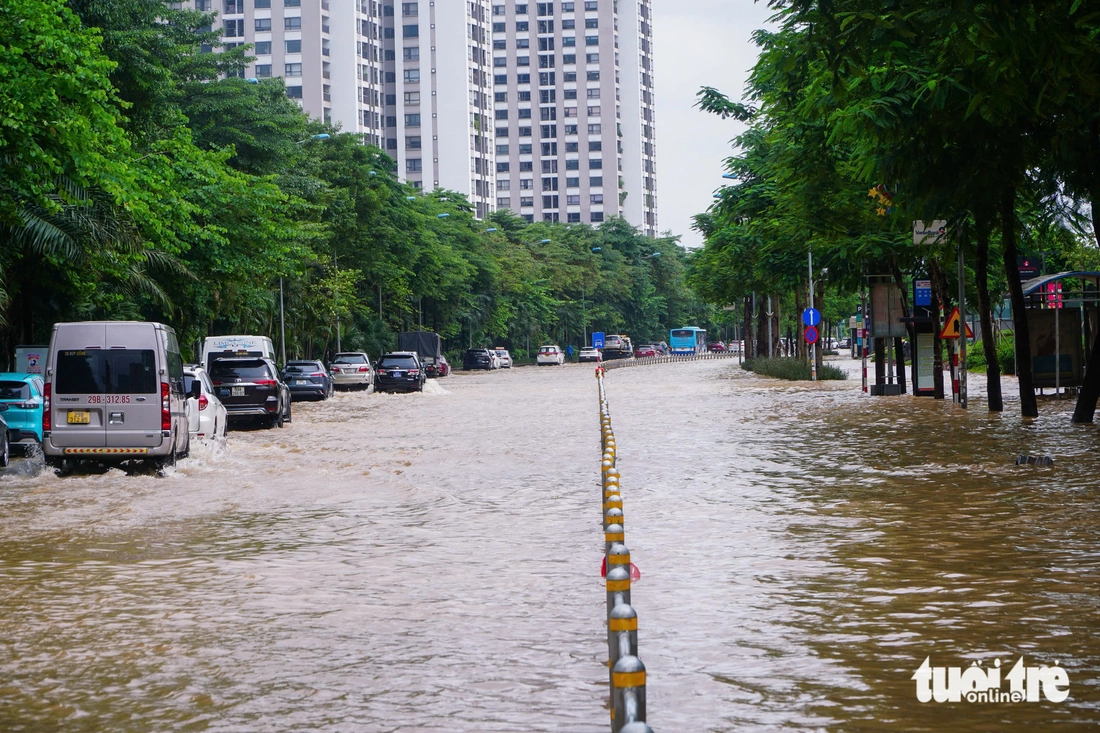 Hà Nội vẫn ngập khắp nơi, thợ sửa xe 'cắm chốt' ngay tại điểm ngập để sửa xe chết máy - Ảnh 10.