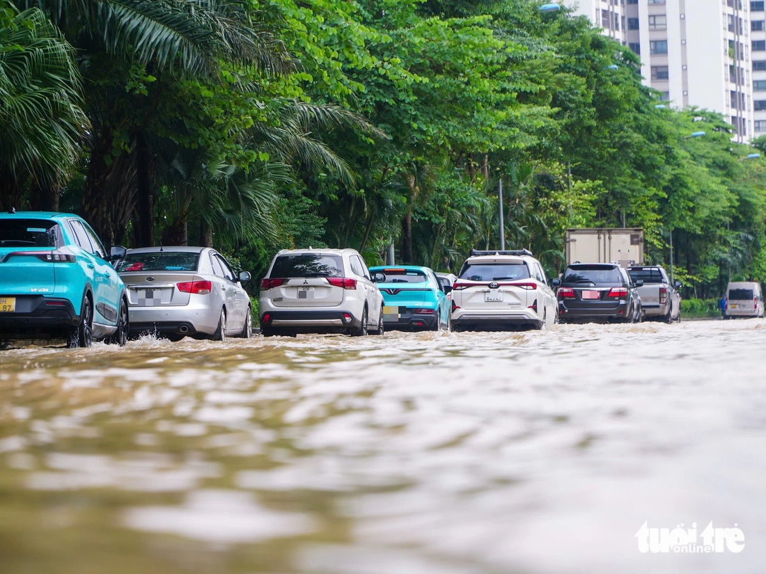 Hà Nội vẫn ngập khắp nơi, thợ sửa xe 'cắm chốt' ngay tại điểm ngập để sửa xe chết máy - Ảnh 7.