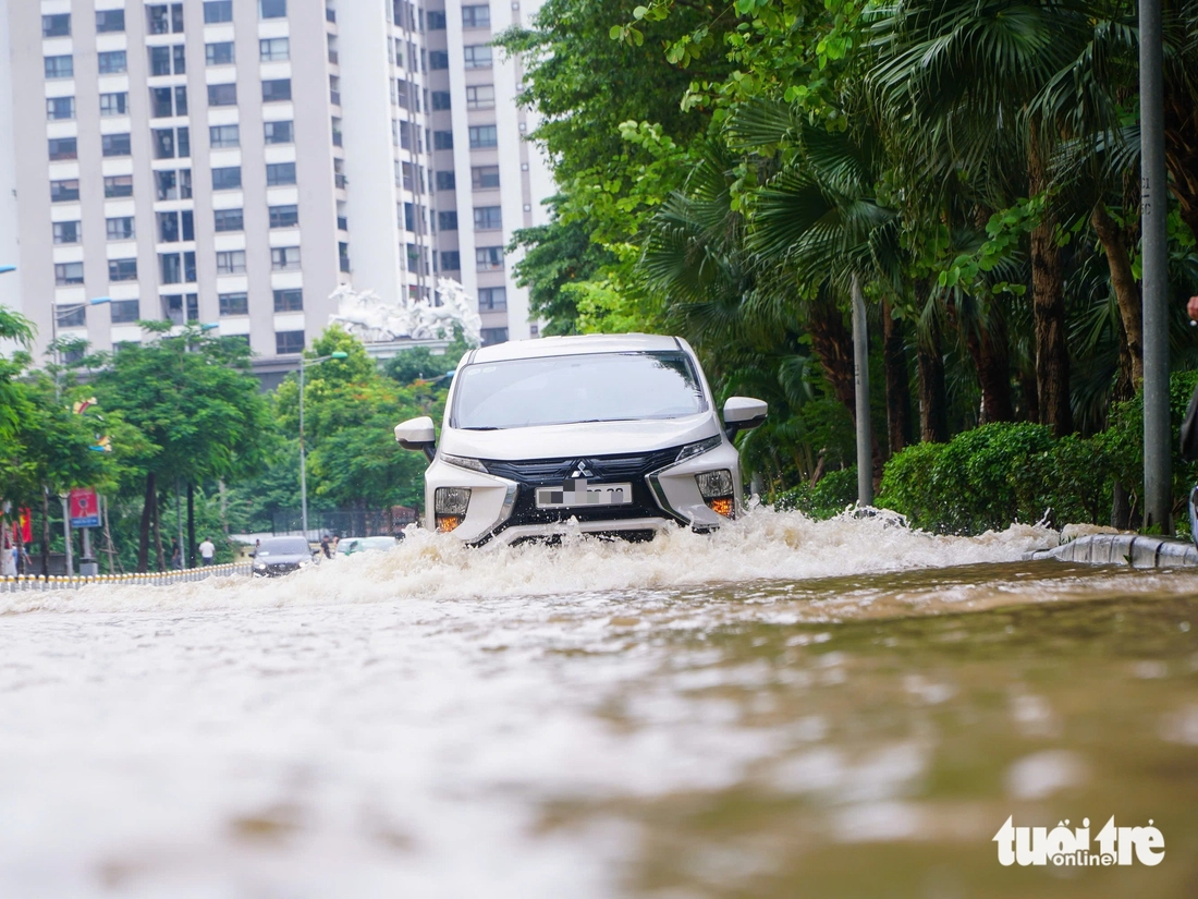 Hà Nội vẫn ngập khắp nơi, thợ sửa xe 'cắm chốt' ngay tại điểm ngập để sửa xe chết máy - Ảnh 11.