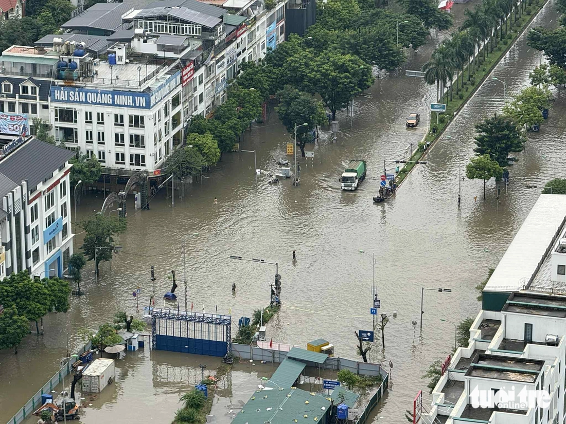 Hà Nội vẫn ngập khắp nơi, thợ sửa xe 'cắm chốt' ngay tại điểm ngập để sửa xe chết máy  - Ảnh 16.