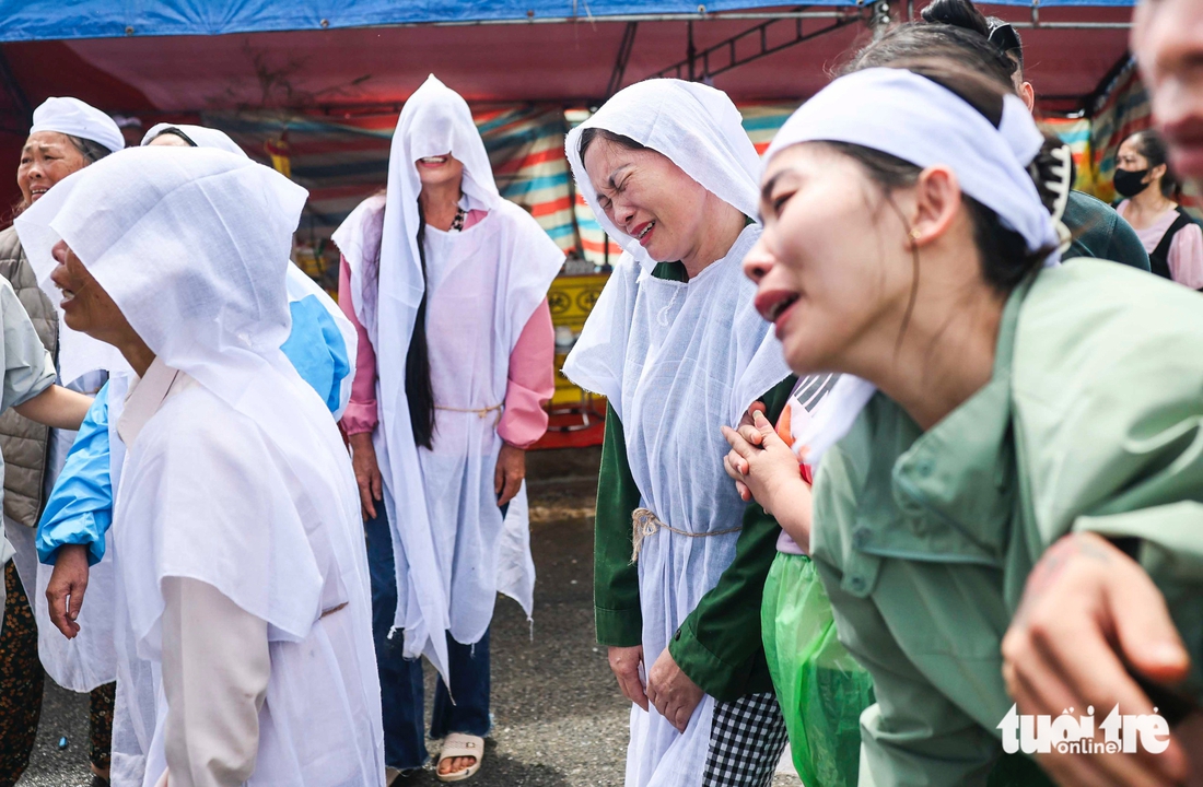 Hai bà cháu tử nạn trên đường chạy lũ, đám tang trong lán bạt dựng tạm ven đường - Ảnh 1.