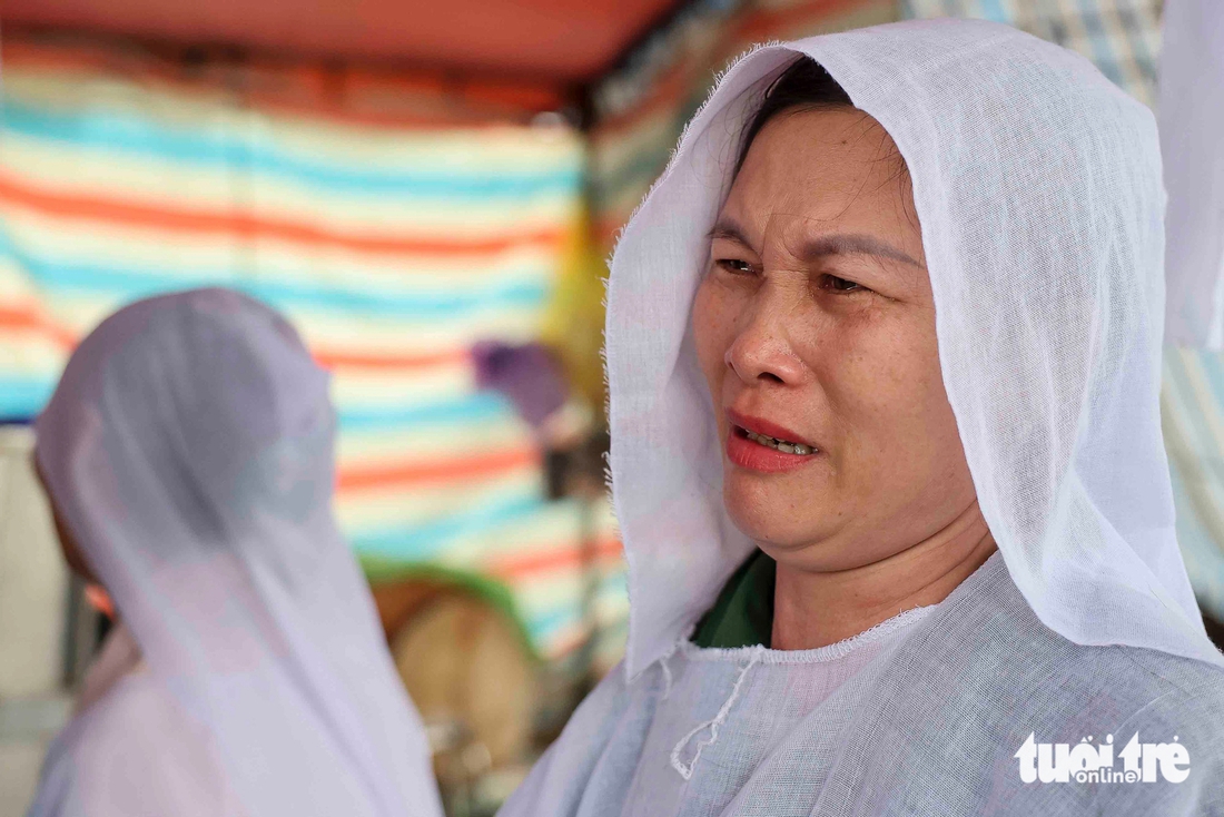 Hai bà cháu tử nạn trên đường chạy lũ, đám tang trong lán bạt dựng tạm ven đường - Ảnh 3.