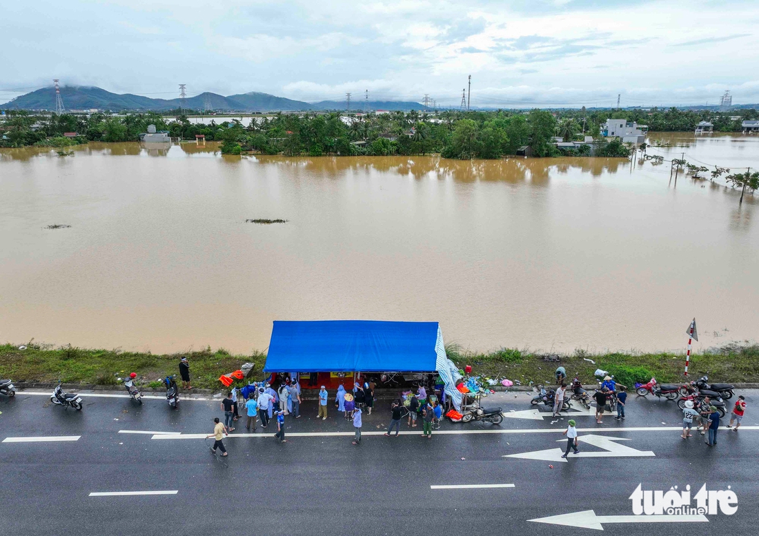 Hai bà cháu tử nạn trên đường chạy lũ, đám tang trong lán bạt dựng tạm ven đường - Ảnh 4.