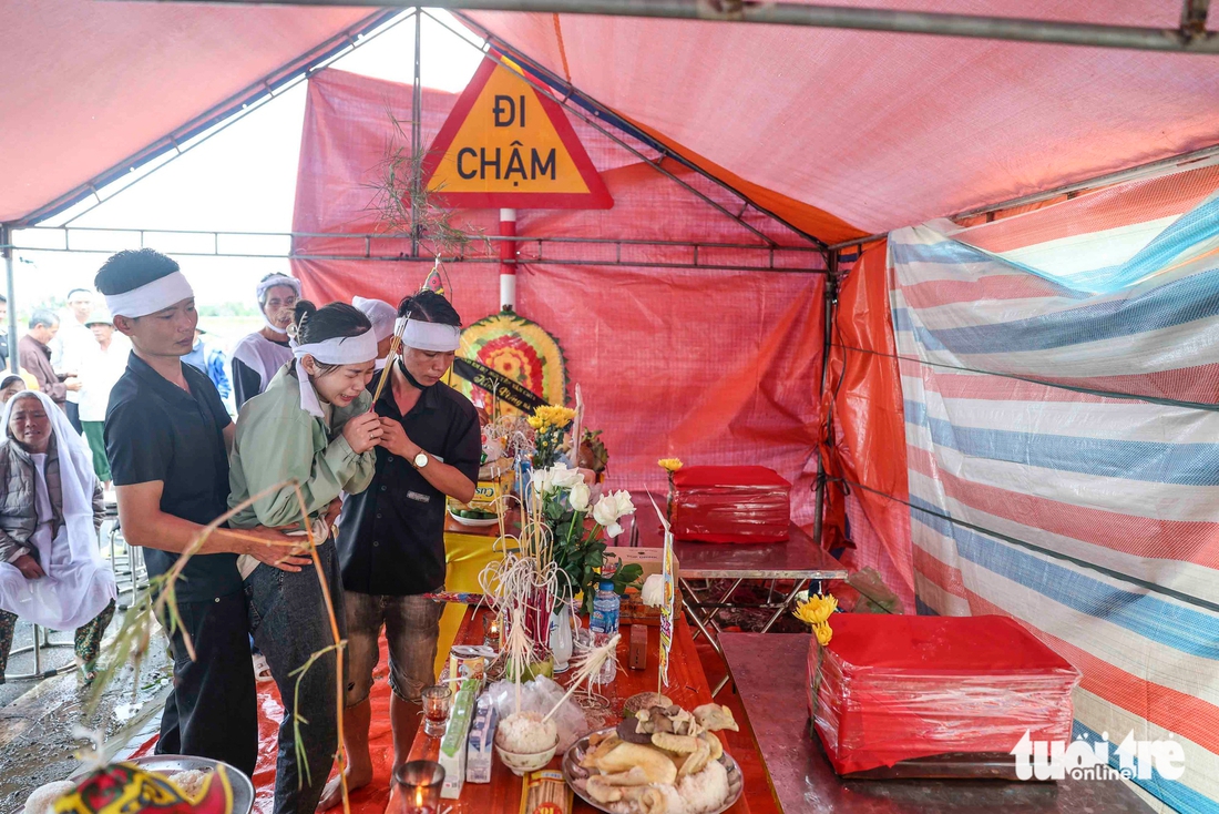 Hai bà cháu tử nạn trên đường chạy lũ, đám tang trong lán bạt dựng tạm ven đường - Ảnh 9.