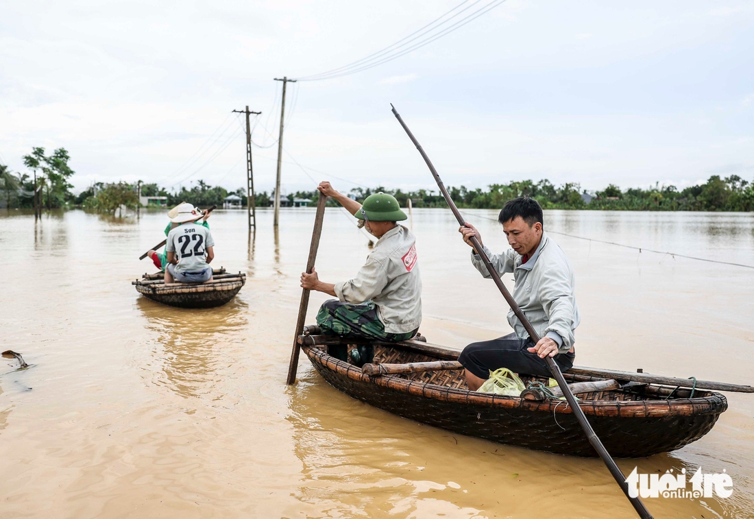 Hai bà cháu tử nạn trên đường chạy lũ, đám tang trong lán bạt dựng tạm ven đường - Ảnh 11.