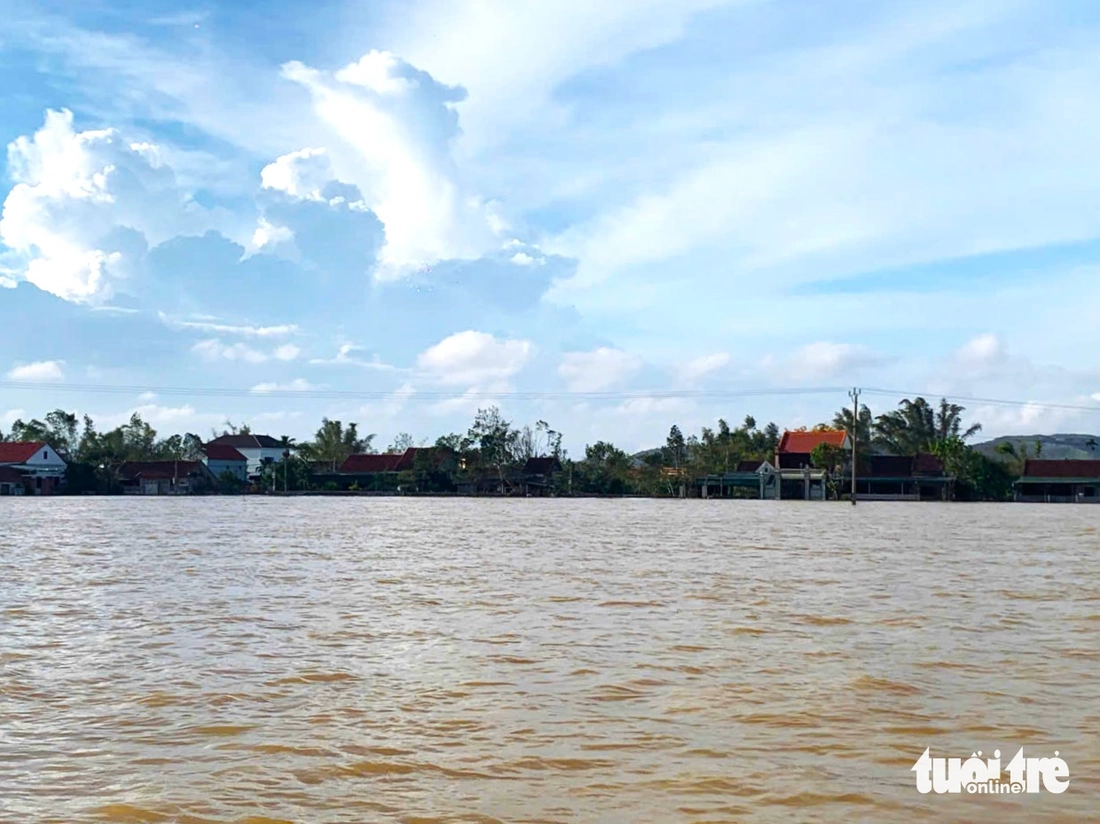 Nước lũ cao nhất trong 15 năm lên quá nhanh ở Hà Tĩnh, hàng ngàn hộ dân vẫn đang bị cô lập - Ảnh 1.