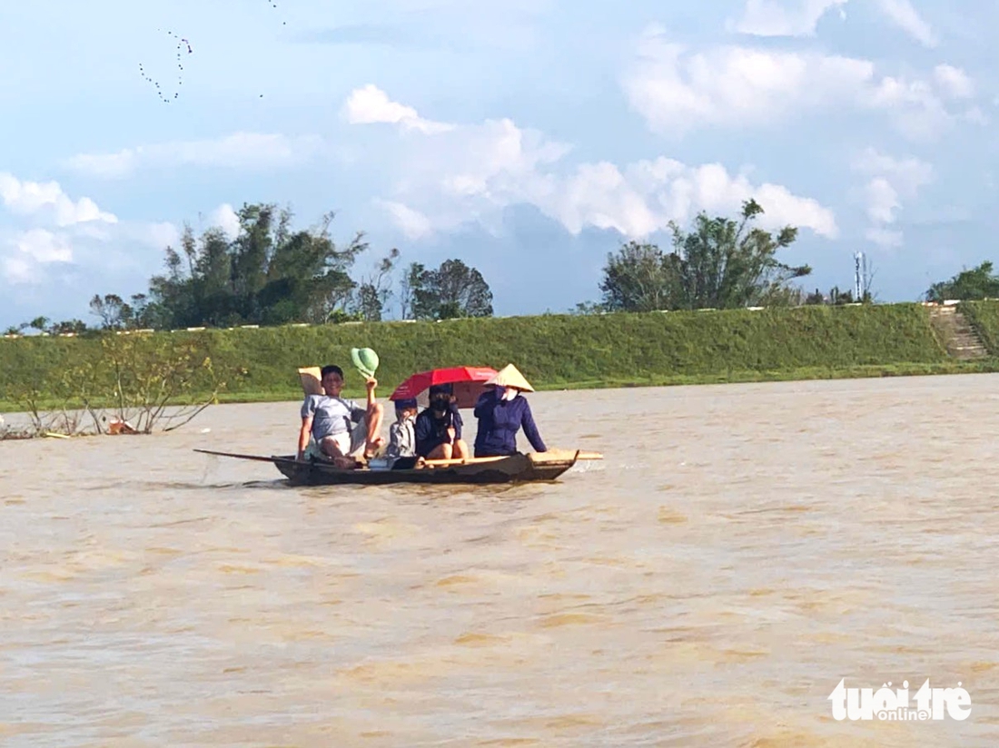 Nước lũ cao nhất trong 15 năm lên quá nhanh ở Hà Tĩnh, hàng ngàn hộ dân vẫn đang bị cô lập - Ảnh 2.